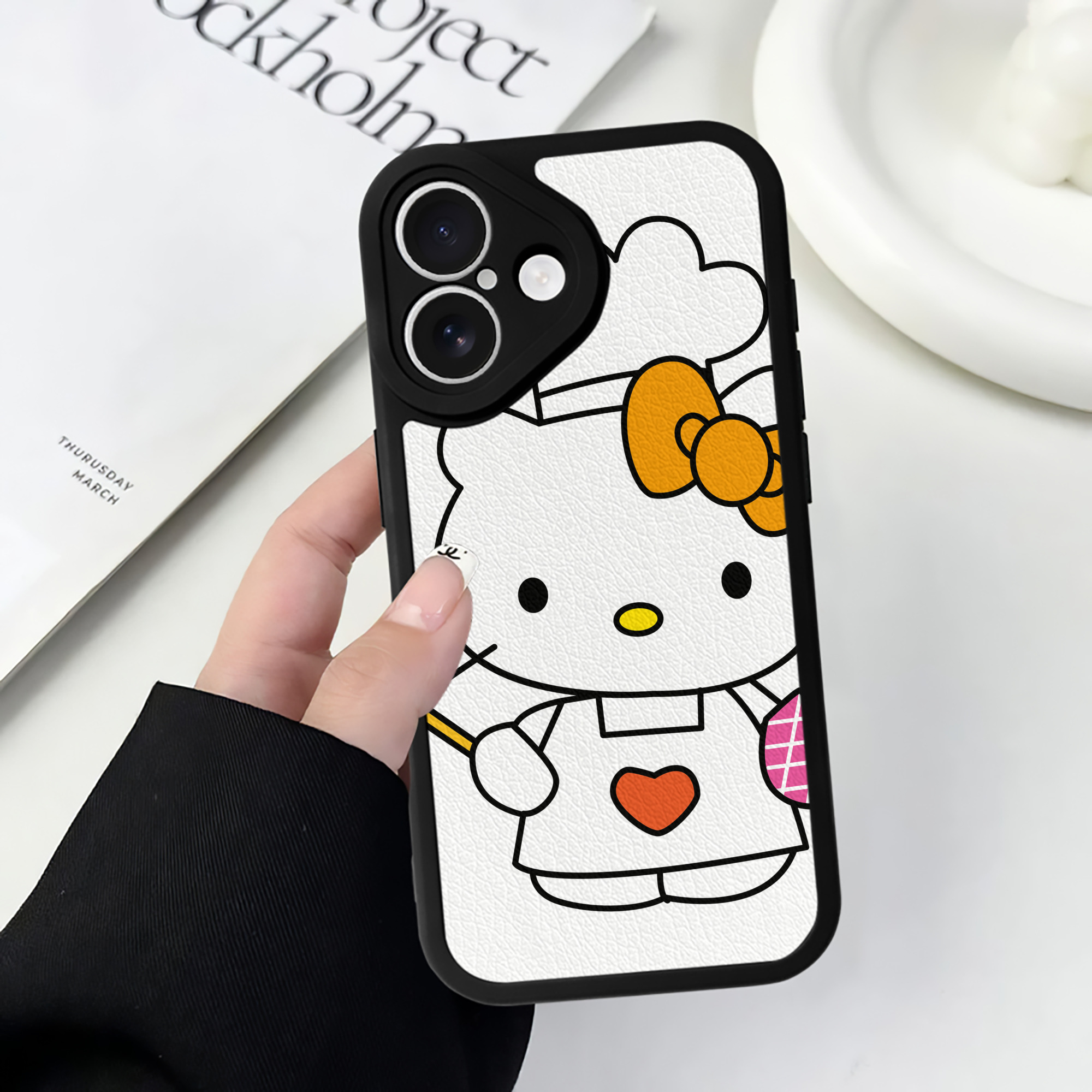（画像用） Hello Kitty ハローキティ 【iPhone 16シリーズ対応】シリコンスマホケース（レザー調） 材質：シリコン